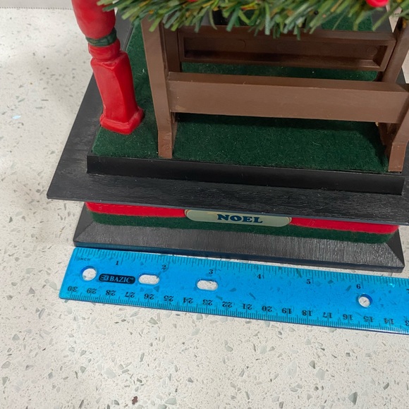 Vintage 1993 Santa’s Workshop Lighted Musical by Holiday Creations - Picture 13 of 14